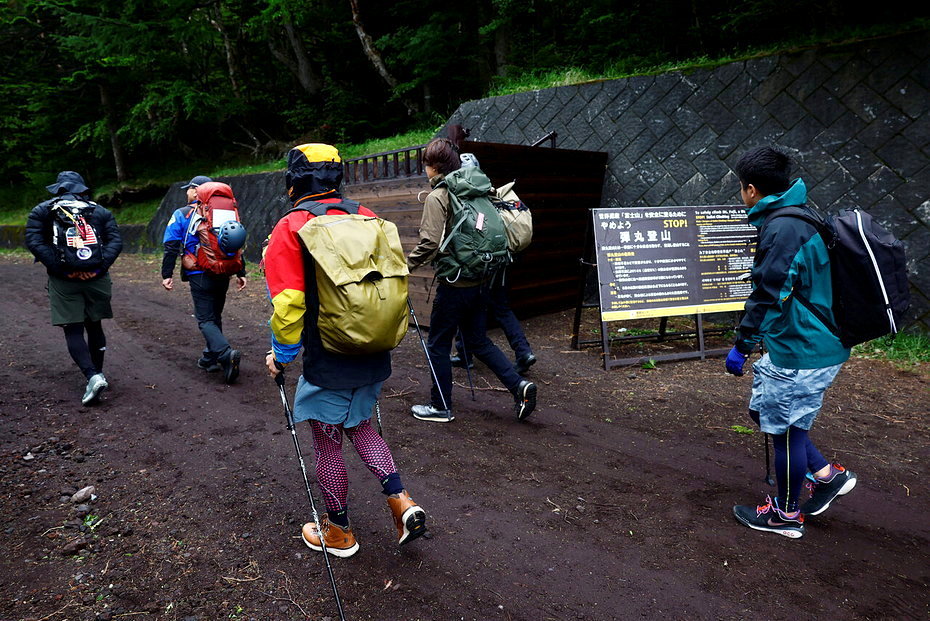 山梨县政府考虑要求游客在非登山季期间攀登富士山时必须事前申报。路透社