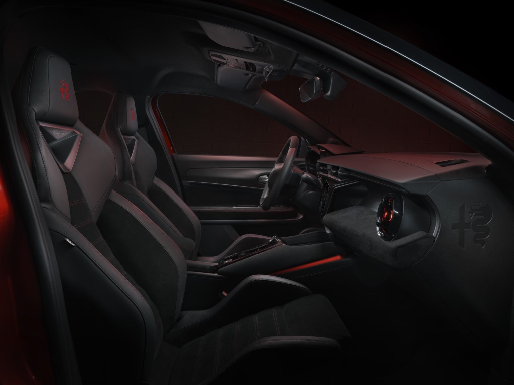 Alfa Romeo Milano全新纯电动SUV可选配Sabelt跑车桶座椅