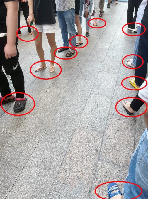 广东流行穿拖鞋出街。抖音
