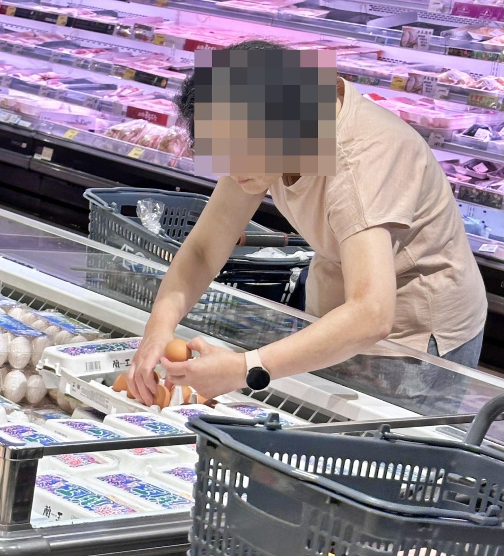 太古城一名大媽早前在超市放肆揀蛋，被批評 逐隻攞嚟睇都唔夠，網民更因為一舉動相當看 不過眼。有鑑於此，有精明的消費者慷慨地提 供了一個必然買到靚蛋的不敗妙法。fb「太古人太古事」截圖