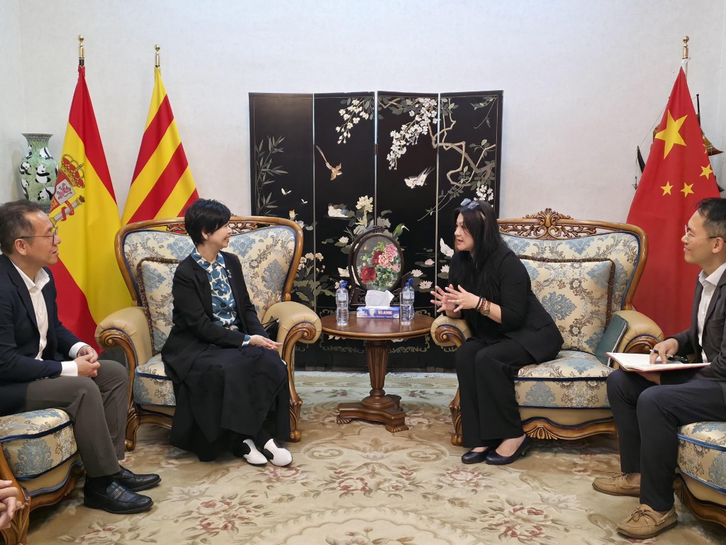 何永賢昨(左2)禮節性拜會中華人民共和國駐巴塞羅那總領事孟宇宏(右2)。政府新聞處 何永賢昨(左2)禮節性拜會中華人民共和國駐巴塞羅那總領事孟宇宏(右2)。政府新聞處
