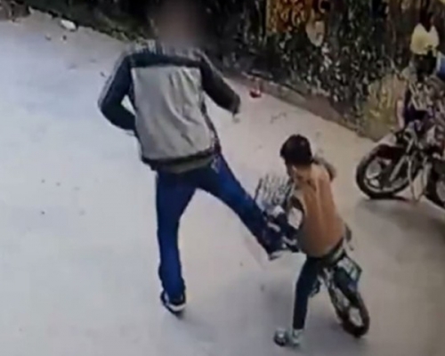男子不滿差點被撞到,竟伸兩腳將學單車男童踢倒。 網圖
