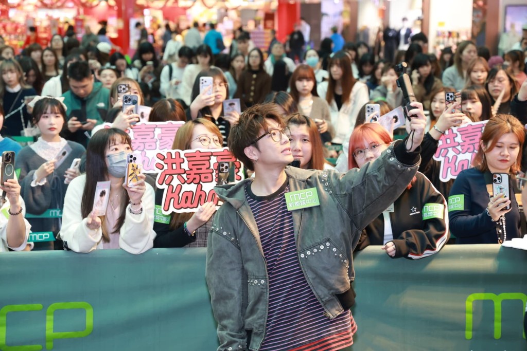 洪嘉豪演唱兩首歌曲及與粉絲玩遊戲，之後為200名排隊守候的粉絲簽名。