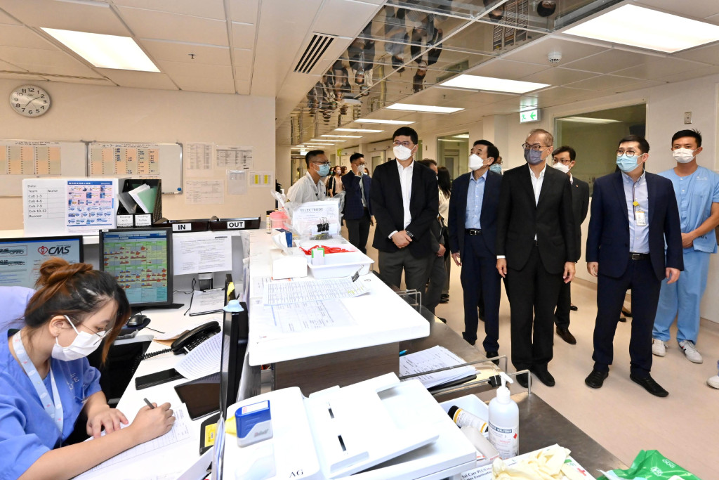盧寵茂今日視察北大嶼山醫院香港感染控制中心。政府新聞處圖片