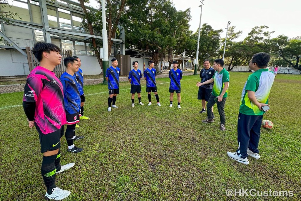 香港海關足球隊與油尖旺青年代表踢友誼賽。香港海關facebook圖片