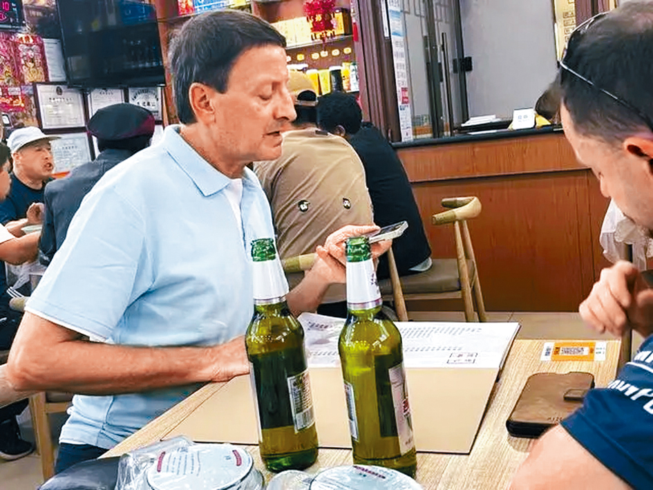外國遊客嘗試用手機點餐。