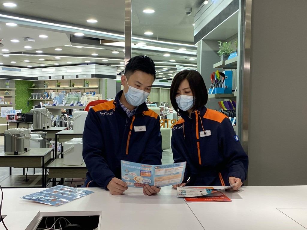 擔任電器店售貨員的學而因記性差而經常要Call同事幫手。