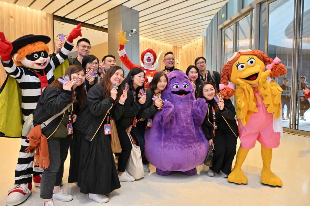 一眾員工於麥當勞中國總部與麥當勞叔叔樂園人物合照。