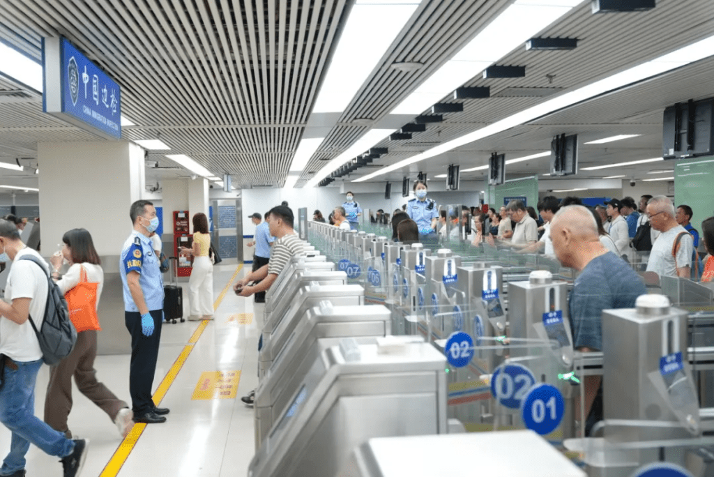 6月30日，深圳陆路口岸旅客通关量创全面复通以来新高，单日出入境旅客84.79万人次。