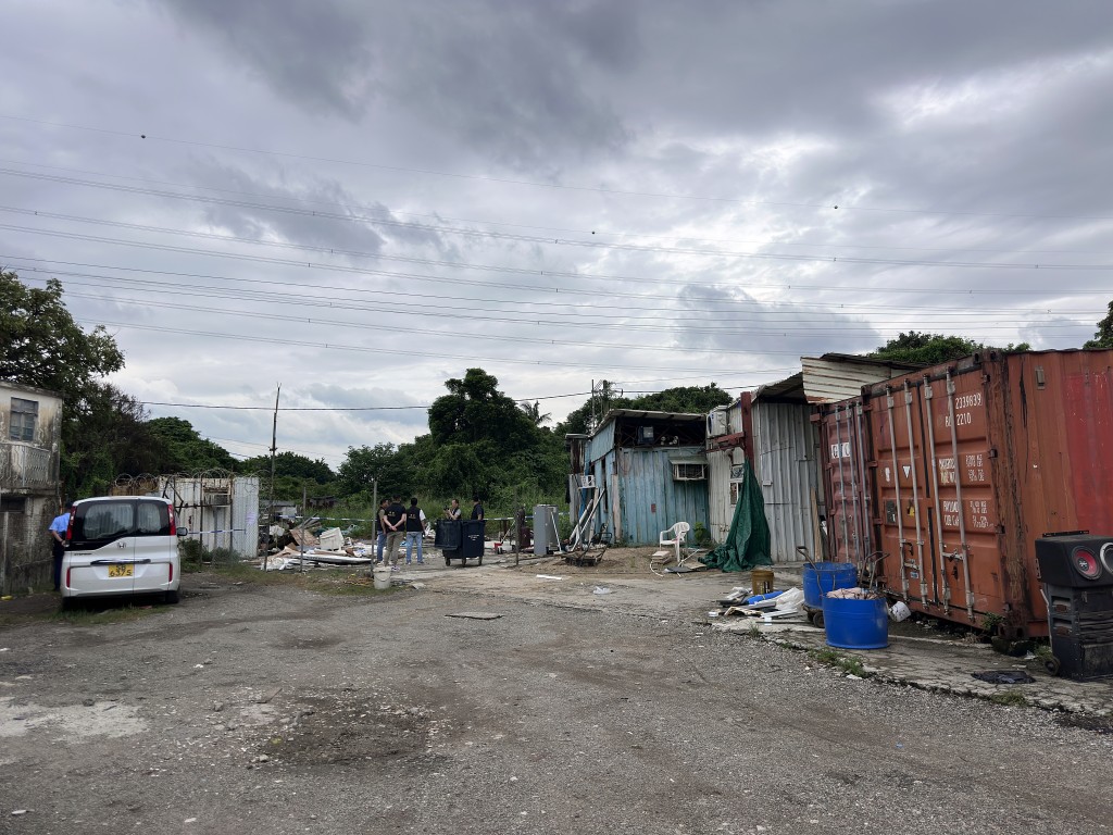 疑犯被押解到毀滅證據的順風圍。梁國峰攝 疑犯被押解到毀滅證據的順風圍。梁國峰攝