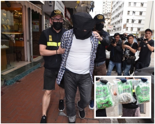 其中一名男子被押回油麻地住址調查。梁國峰攝
