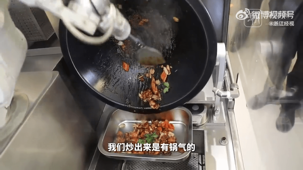 杭州首家“AI机械人餐厅”营业，煮面、炒菜、冲咖啡全自动。