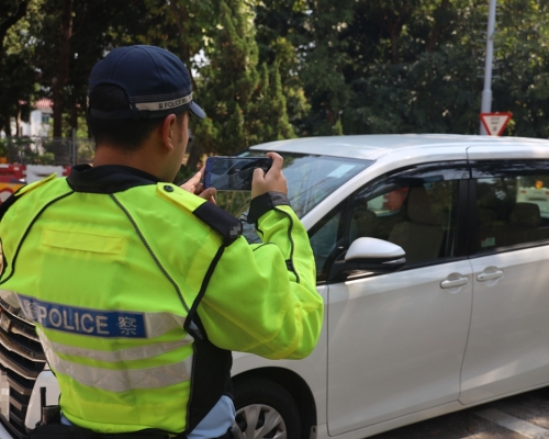 警員於現場拍攝相片，以記錄違例情況作為取證之用。