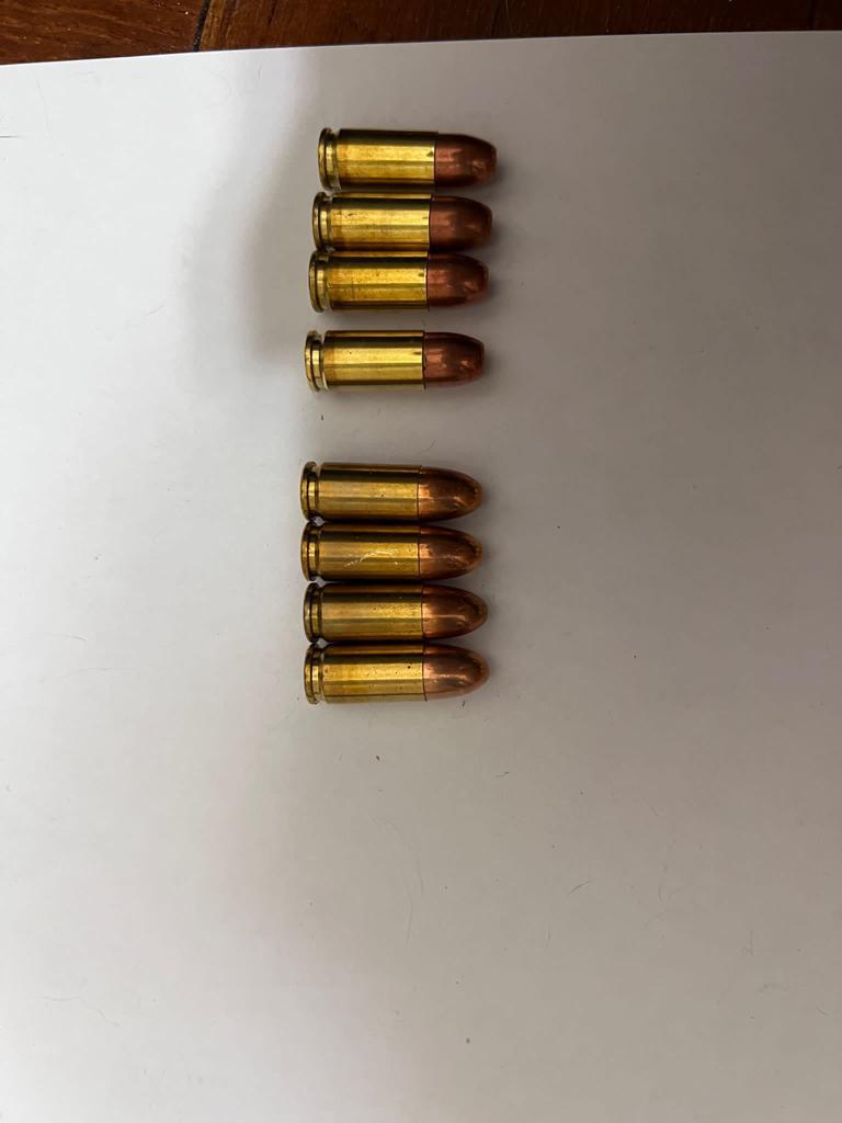 警方在一個黑色膠袋內發現3盒9毫米直徑子彈，共有138發。