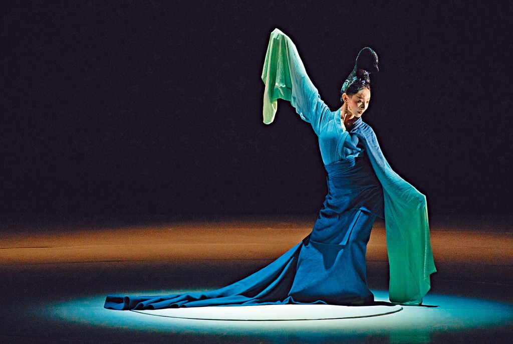 《只此青綠》以「青綠」的意象進行創作，舞者以高超難度的動作、搖曳的身姿化身為山水連綿之態。