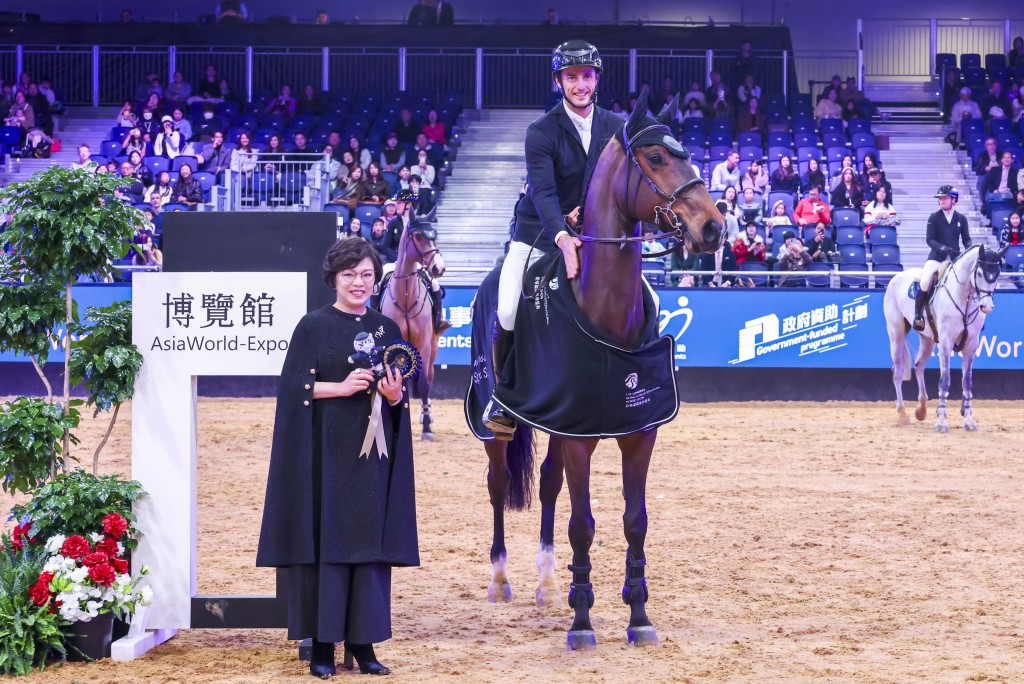 亞洲國際博覽館速度賽 – 5*國際馬術障礙賽由亞洲國際博覽館行政總裁陳芳盈女士頒發獎項
