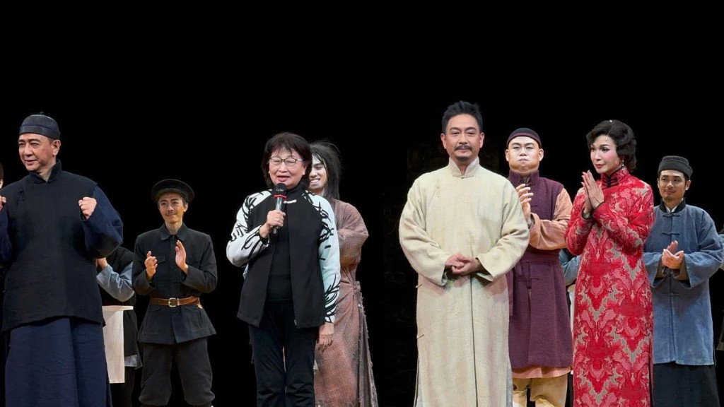 《天下第一樓》連中三元,舞台劇獲「年度經典復排」,謝君豪奪「年度最佳男演員」及導演司徒慧焯贏得「年度最佳導演」殊榮。 《天下第一樓》連中三元,舞台劇獲「年度經典復排」,謝君豪奪「年度最佳男演員」及導演司徒慧焯贏得「年度最佳導演」殊榮。