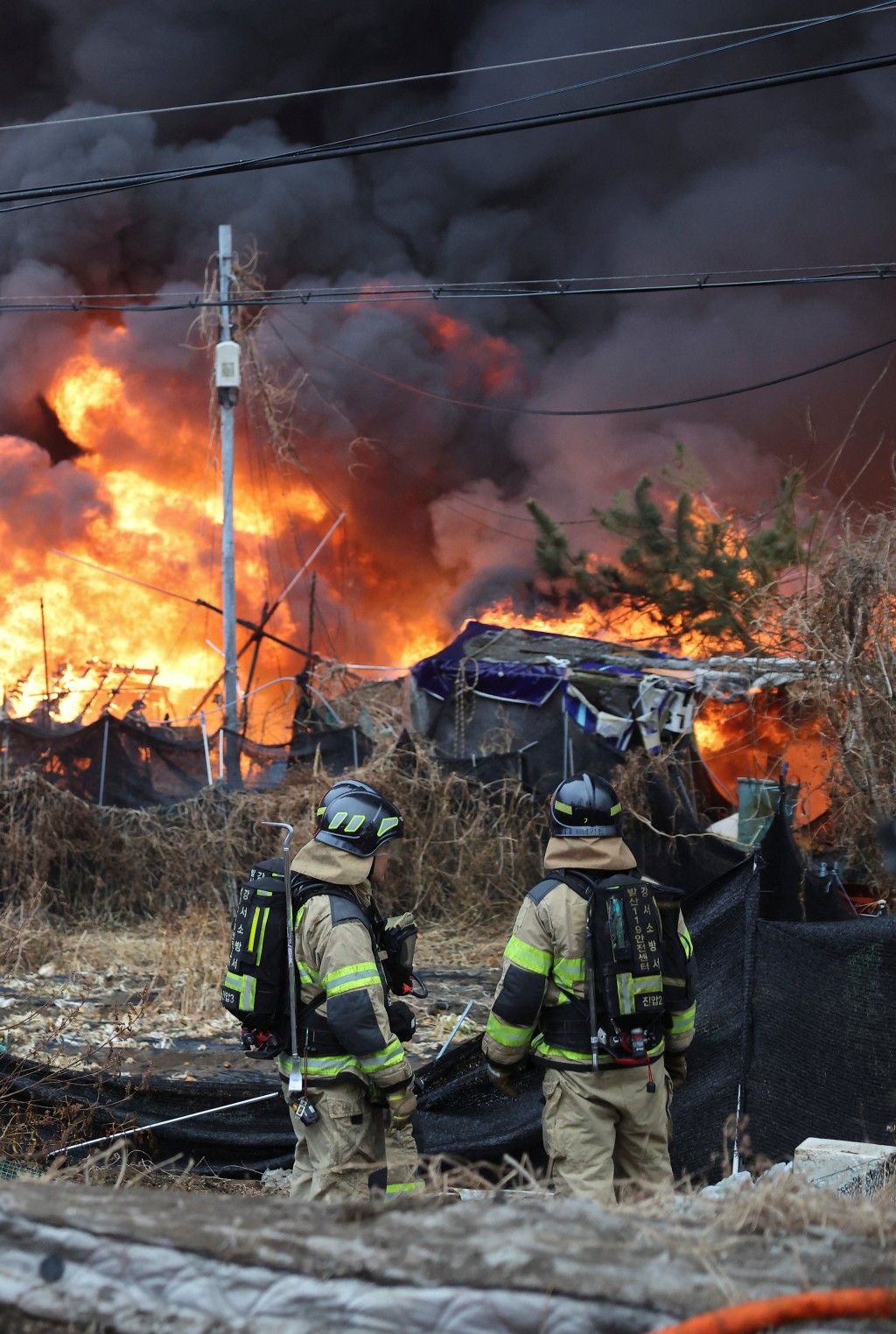 九龍村棚屋起火，消防員到場撲救。路透社