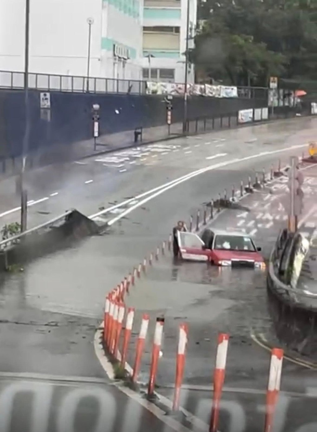 所有車輛亦需要涉水而行。 所有車輛亦需要涉水而行。