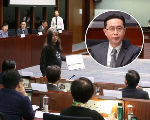 梁國雄於2016年在立法會會議上搶去時任發展局副局長馬紹祥桌上的文件。資料圖片