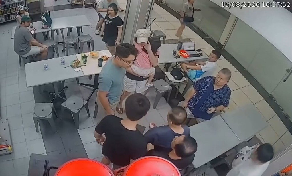 楊松坤擅摸得意妹頭被女童父親扯跌。