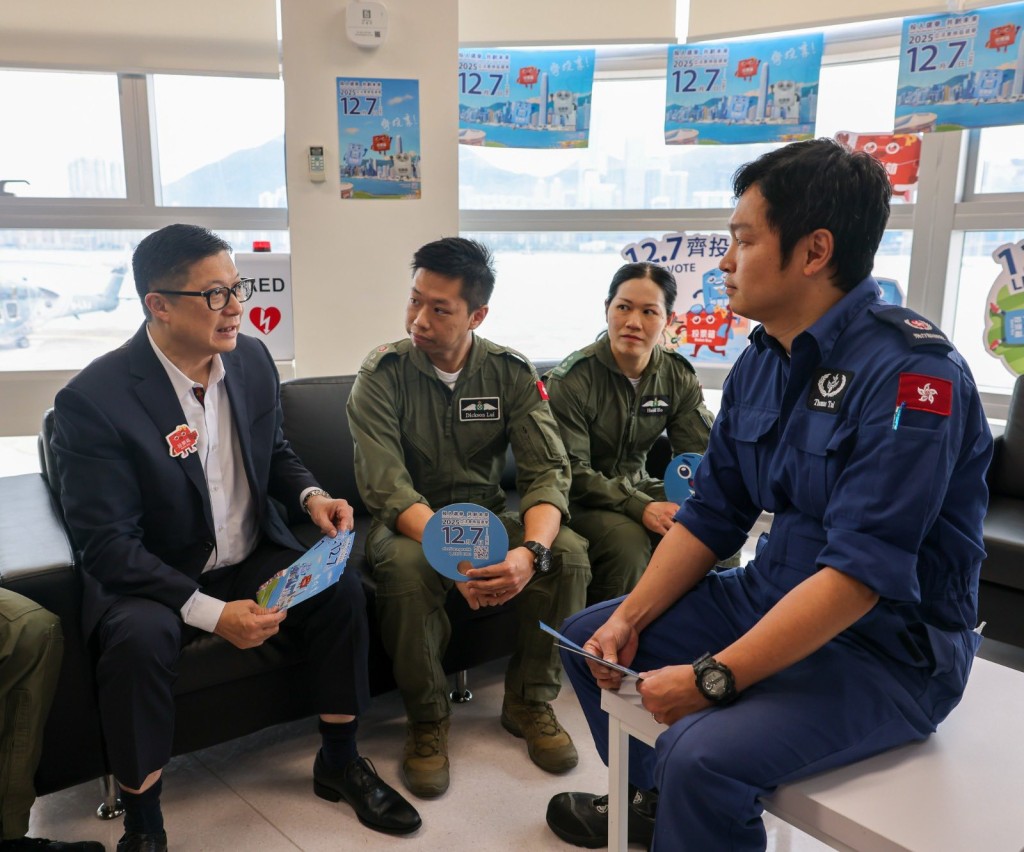 邓炳强近日走访飞行服务队分部、医疗辅助队总部、分区警署及消防局。邓炳强FB图片 邓炳强近日走访飞行服务队分部、医疗辅助队总部、分区警署及消防局。邓炳强FB图片