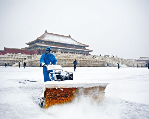 ■工作人員在北京故宮掃除冰雪,保障遊客安全。