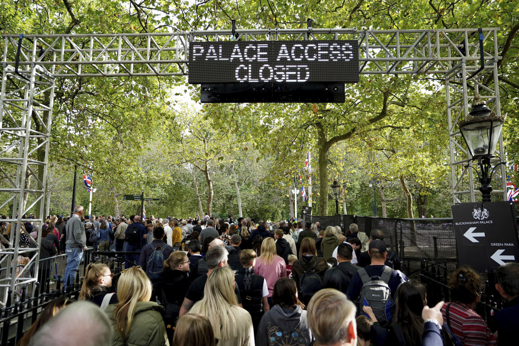 女皇的靈柩停放在倫敦西敏廳4天讓公眾弔唁期間，最少有25萬人排隊等候入內見女皇最後一面。AP