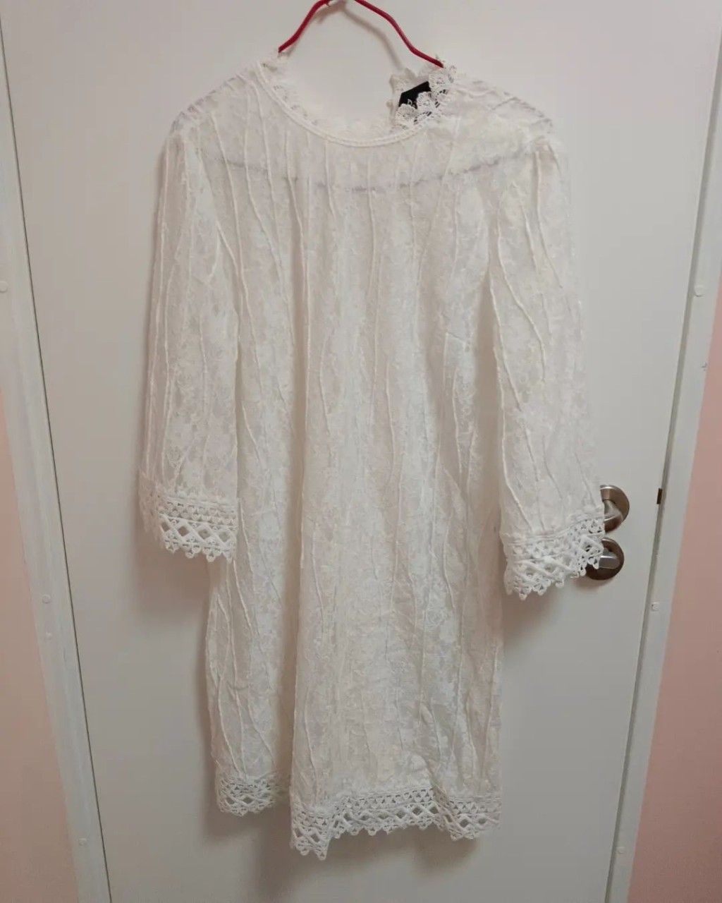 薛影仪近日疑似转型「平民时尚KOL」，先是大晒价值50蚊的白色透视喱士连身短裙。