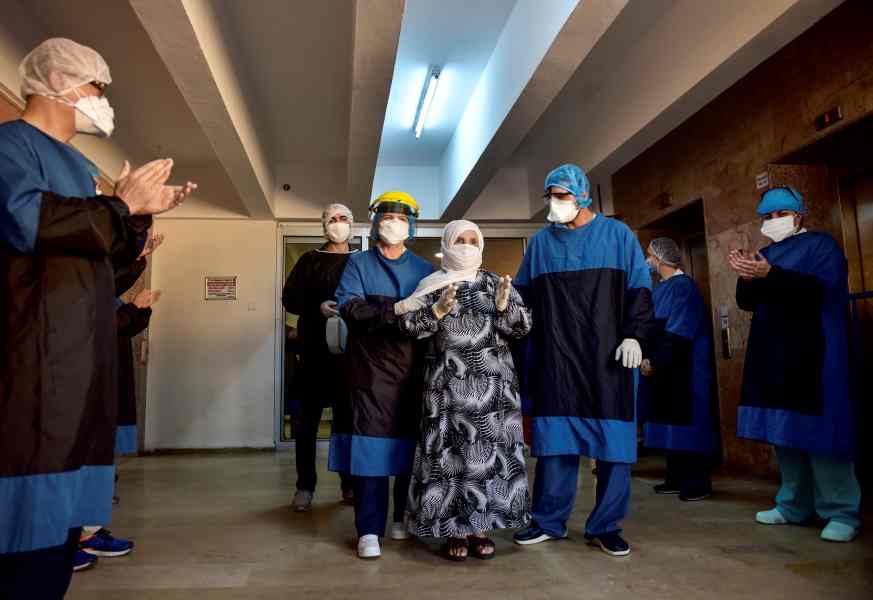 婆婆在醫生和護士的歡送下出院。AP