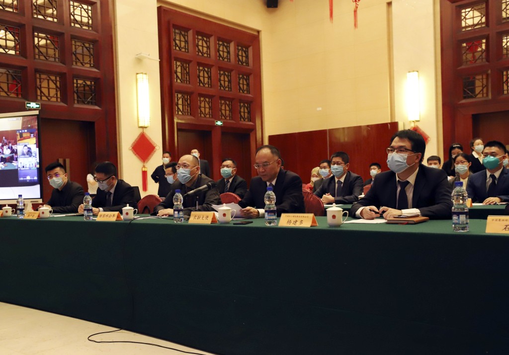 2021年10月14日，中國駐巴基斯坦大使農融（前排右二）在巴中資機構疫情防控經驗交流會上發表講話。（新華社）