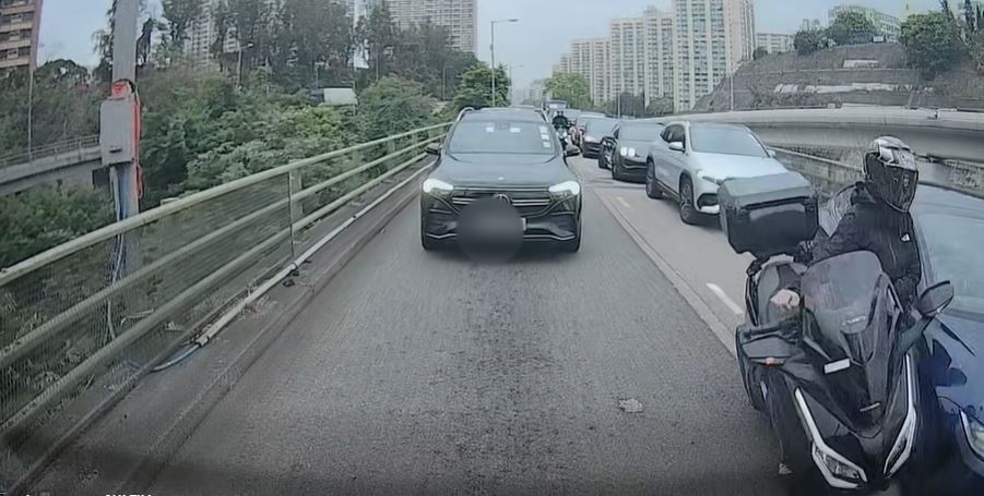Tesla突然扭右。fb車cam L（香港群組）影片截圖