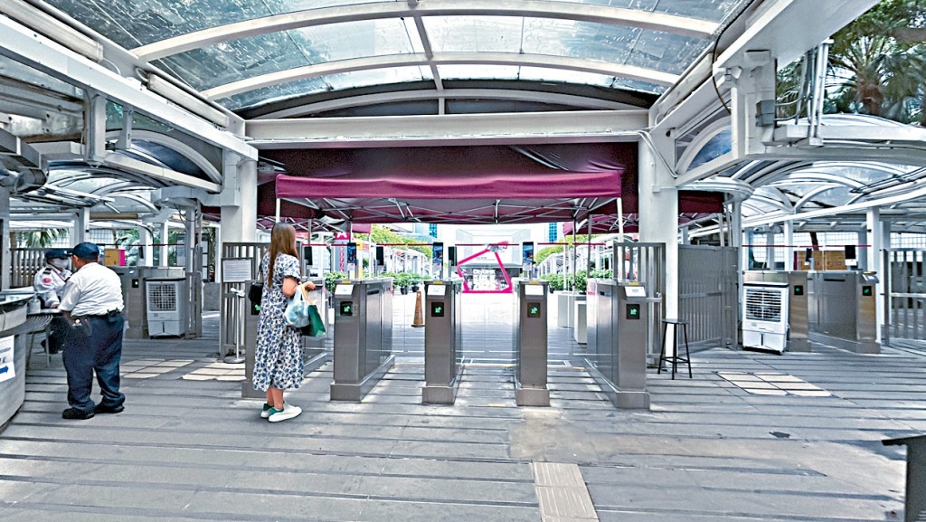 香港城市大學校園內一條天橋，發生持刀傷人事件。
