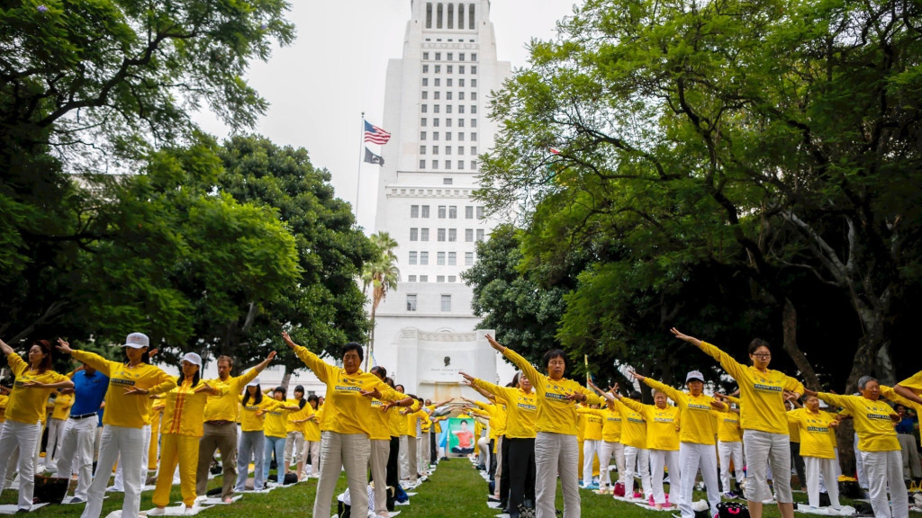 法輪功成員在洛杉磯市議會外集體練功。 路透社