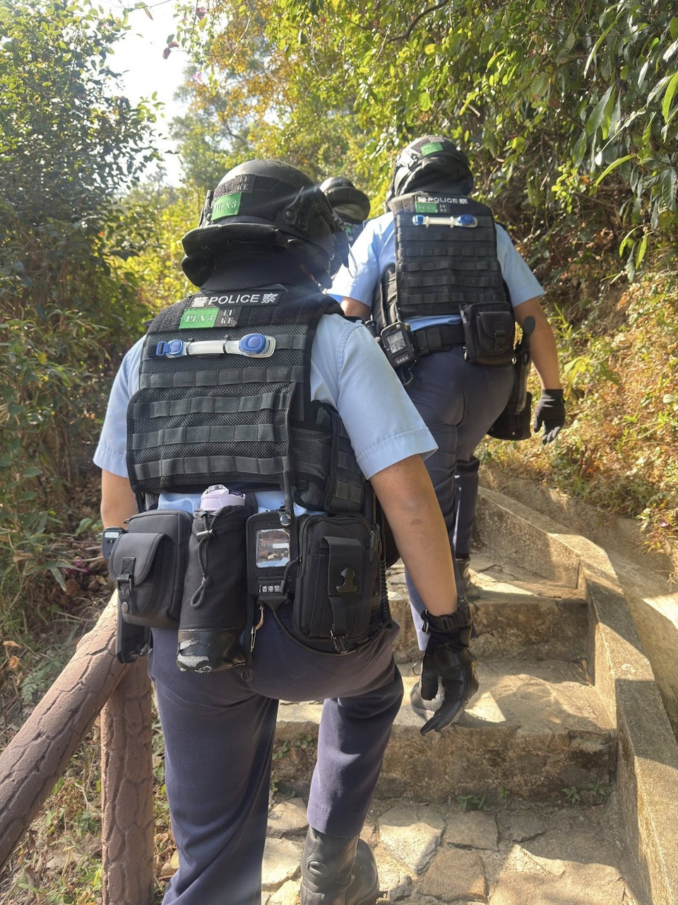 有警员戴头盔及穿战术背心戒备。网上图片