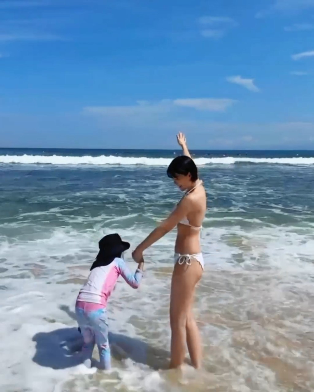陳嘉寶笑言與女兒一起,很難穿三點式。 陳嘉寶笑言與女兒一起,很難穿三點式。