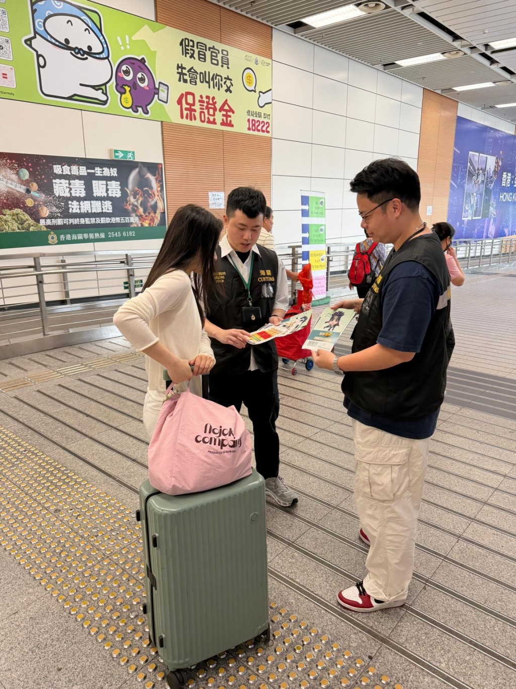 海關人員在深圳灣口岸派發宣傳單張。 海關人員在深圳灣口岸派發宣傳單張。
