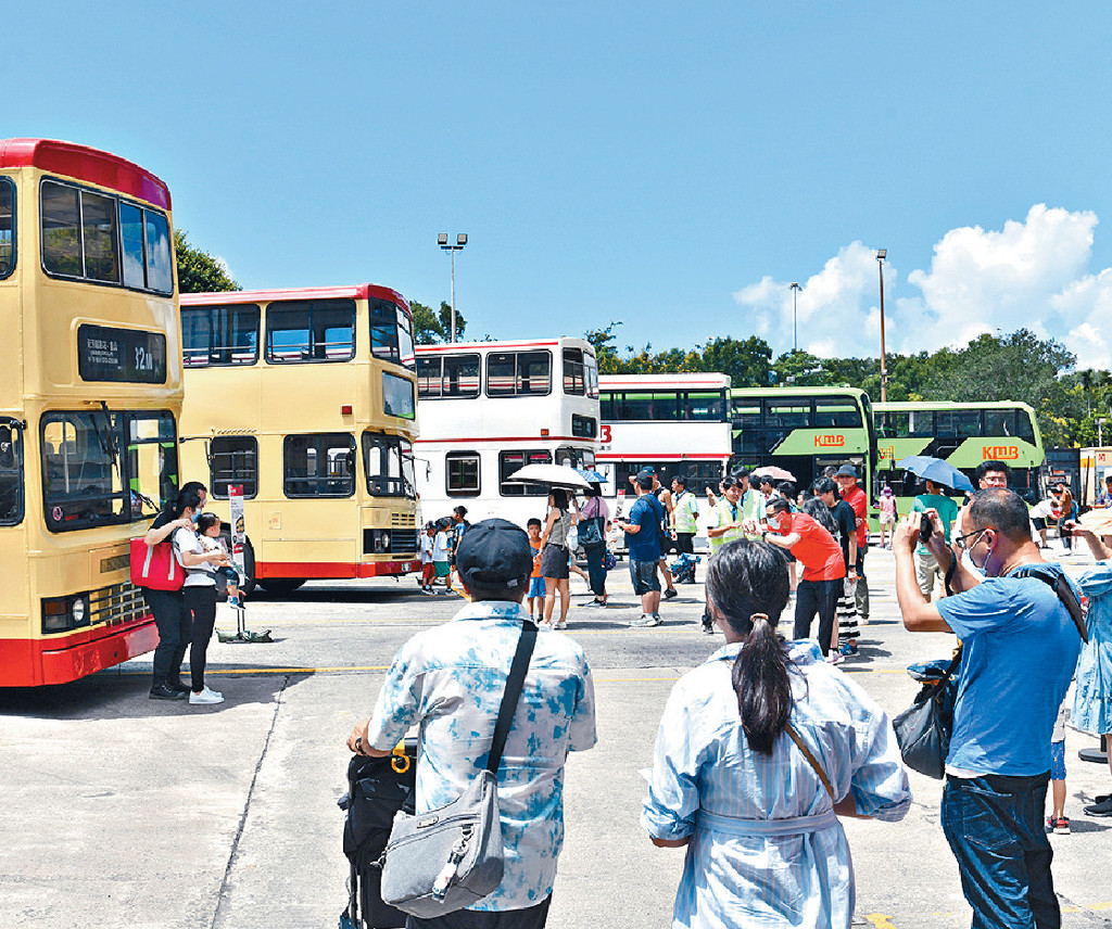 ■體驗日展出「熱狗」等巴士，吸引大批巴士迷到場打卡。