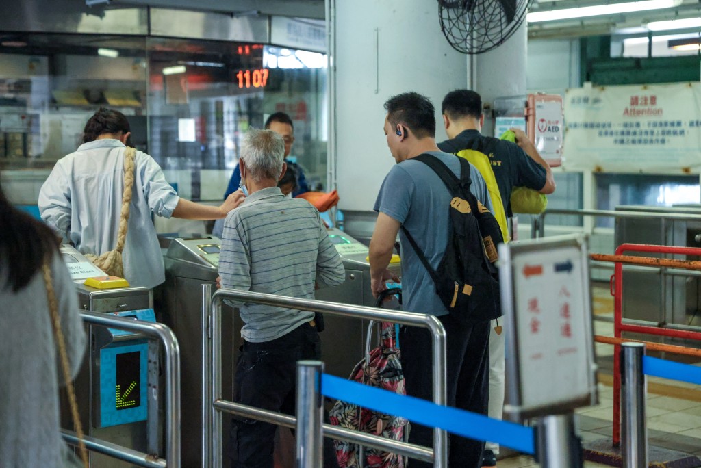 中環往返長洲的普通船和高速船分別為24.8元及47.6元，「兩蚊兩折」下長者需付約4.9元或9.5元。