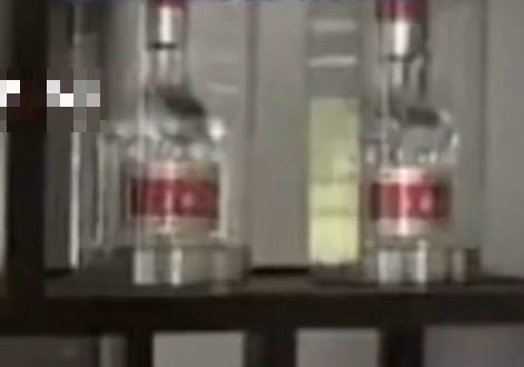 客厅柜上陈列高价名酒。逐浪新闻