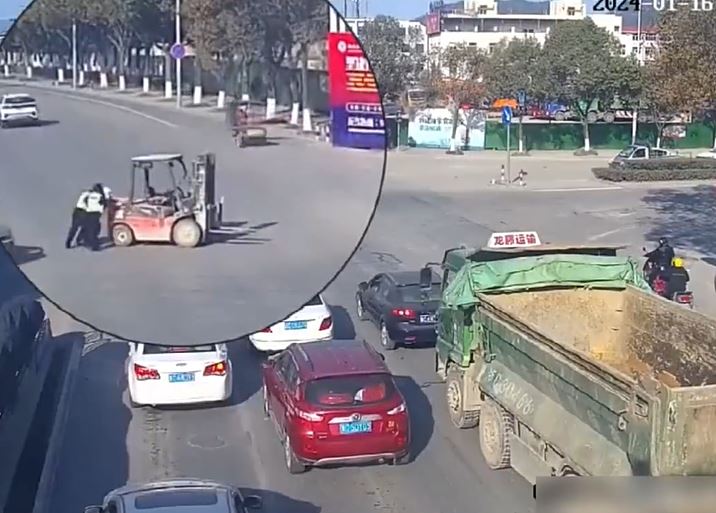 閉路電視拍下女交警推剷車的情況。
