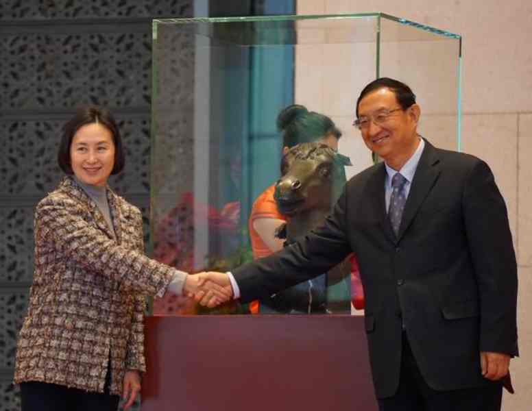 何鸿燊女儿何超琼（左）及文化和旅游部部长雒树刚于捐赠仪式上。