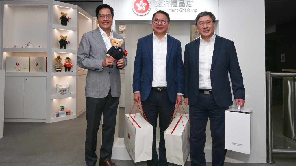 署理行政長官陳國基（中）、署理財政司司長黃偉綸（左）和政務司副司長卓永興（右）到「政府禮品店」選購禮品。