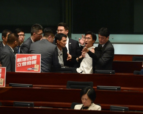 議員朱凱廸抗議被保安抬走