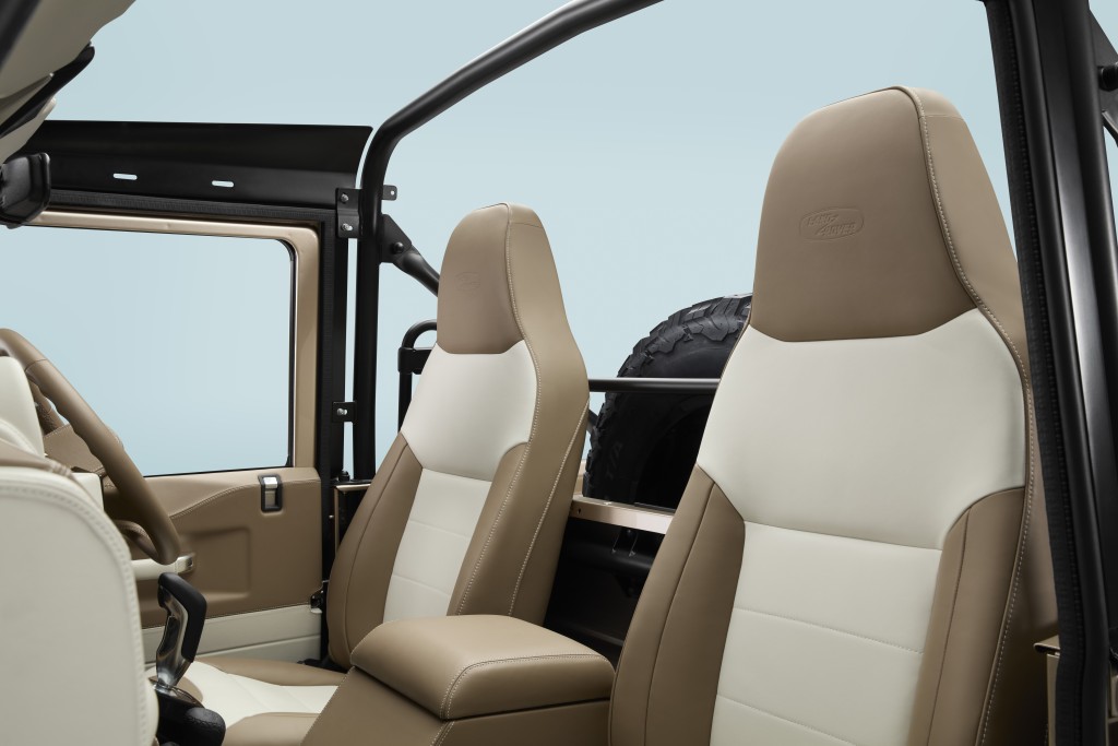 越野路華(Land Rover)Classic Defender 90 Softop可按客人要求訂製不同內外顏色及質料配搭,包括40種車漆、13種車廂皮革及4種軟頂帆布顏色可選擇。