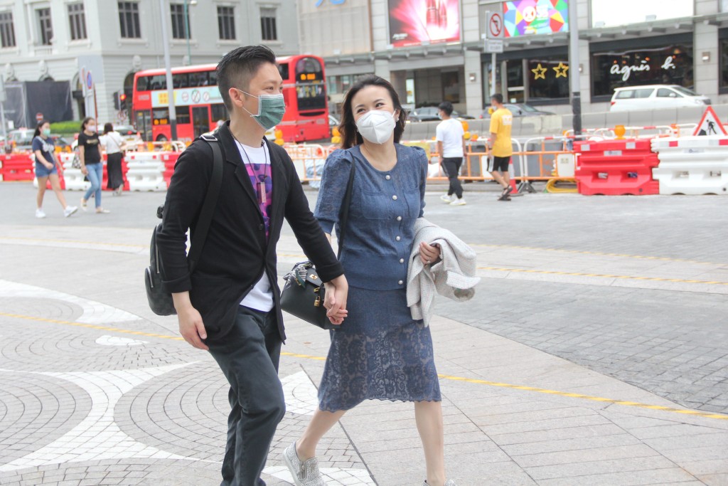 Sandy去年10月被拍得肚凸凸現身活動。