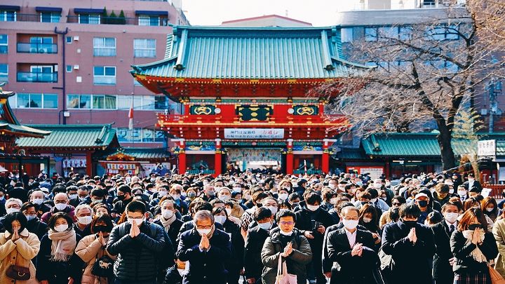 日本人会在新春伊始来到神社作「初诣」参拜。（路透资料图片）