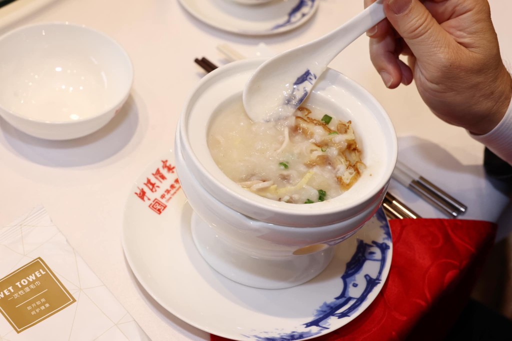 行政长官李家超和广州市市长郭永航相约到一家粤菜酒家饮早茶。李家超Facebook
