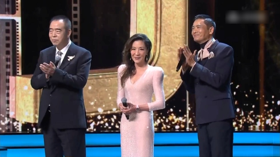 （左起）陳凱歌與《臥虎藏龍》的楊紫瓊和周潤發於《上海國際電影節金爵盛典》中合體。