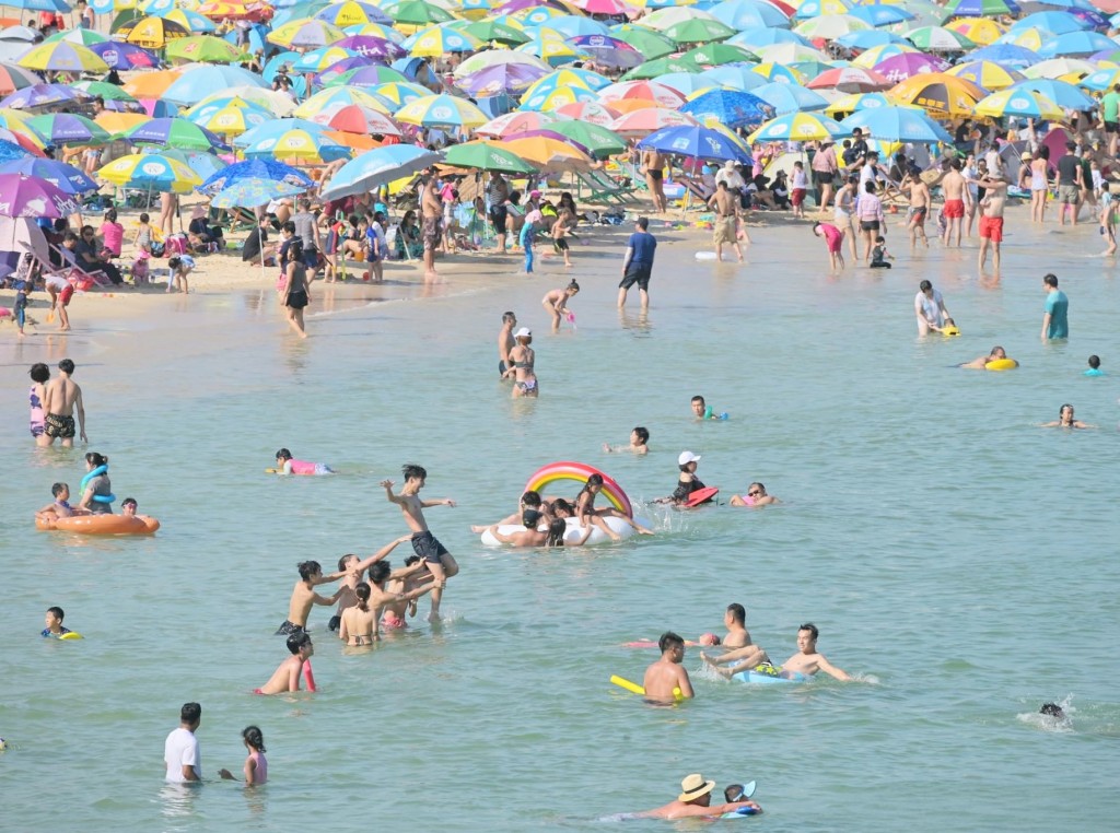 天氣炎熱下,市民亦到沙灘戲水。